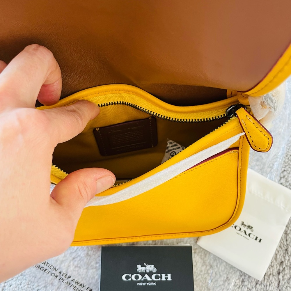 New authentic Coach Disney, Crossbody with Mickey Mouse ears, in banana color. - Picture 5 of 7